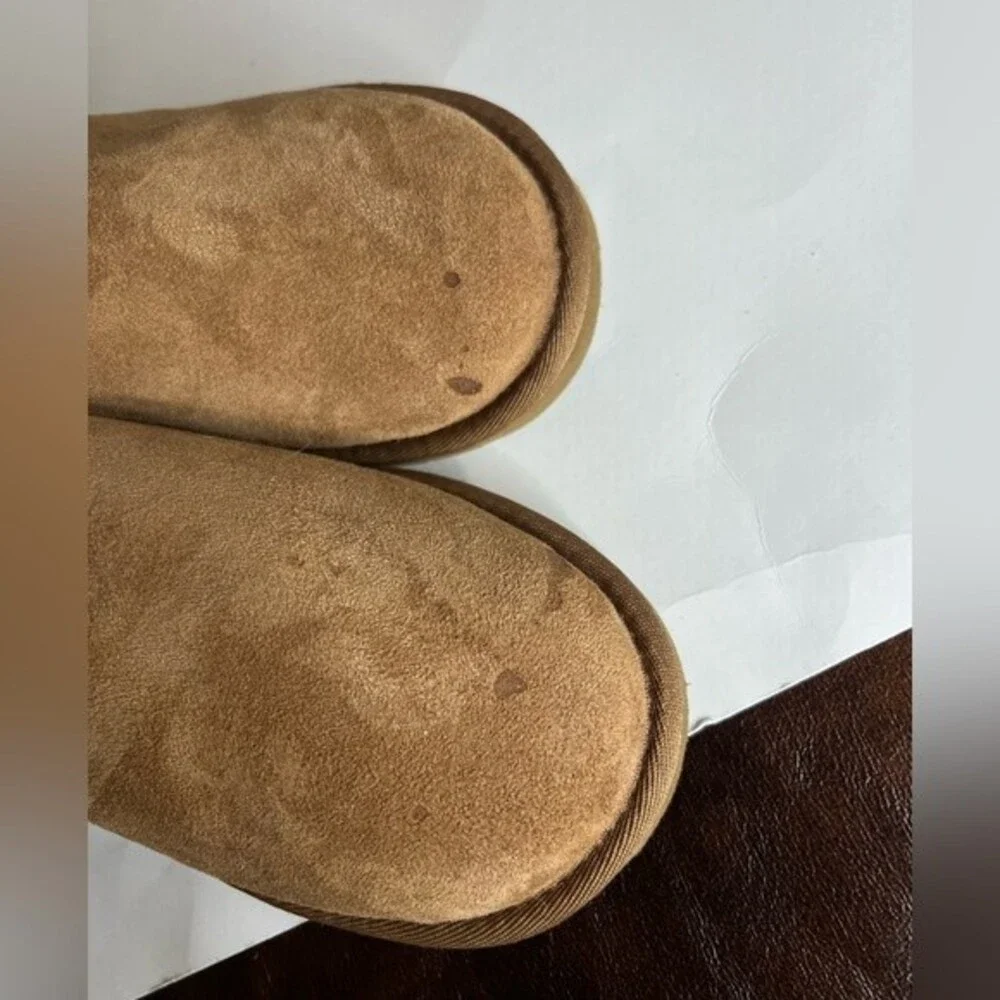 UGG Bailey Button II  Size 6